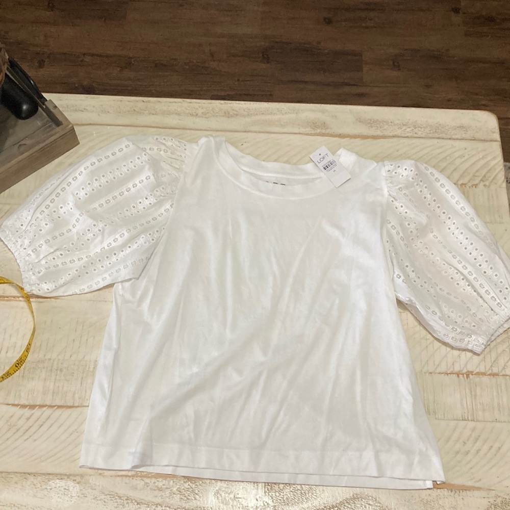 Loft tee with puff and embroidered sleeve